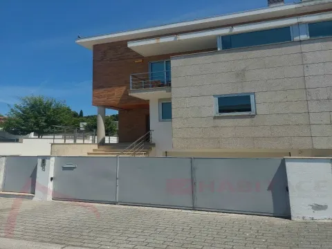 Moradia T3 para Arrendamento em Lomar, Braga – Espaço, Conforto e Localização Privilegiada!