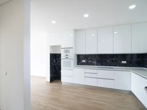 Moradia Moderna com Piscina a 5 Minutos das Praias de Altura