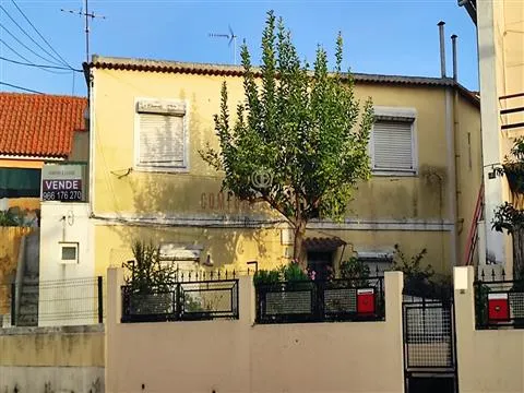 VILLA with 2 APARTMENTS in Feijó