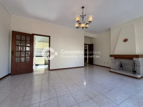 Apartamento T3 com lugar de garagem para arrendamento no centro de Barcelos