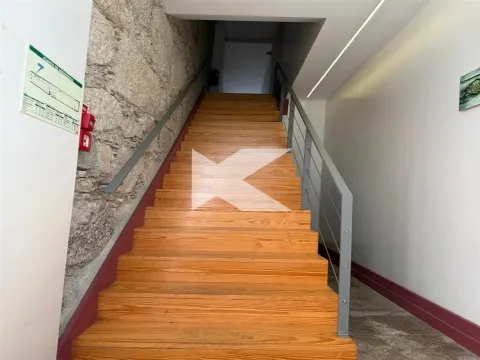 T0 Remodelado com Varanda na Baixa do Porto – Rua do Bonjardim