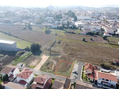 Lote de Terreno / Área Total 530 m2 / 5 minutos do centro de Leiria / Gândara dos Olivais