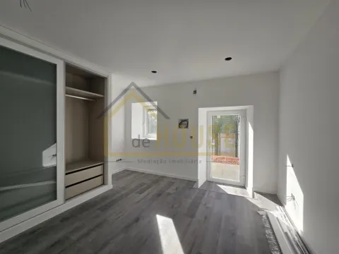 Moradia T3, com espaço exterior perto da Praia