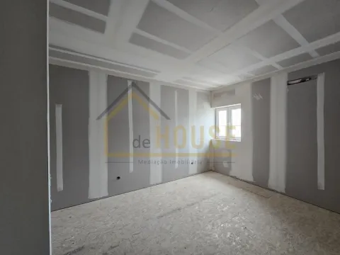 Moradia T3, com espaço exterior 