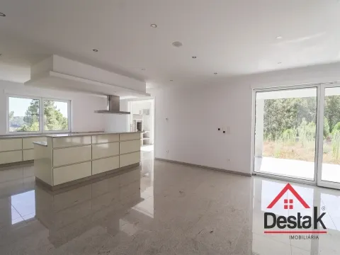 Quinta com cerca de 22.500 m² constituída por moradia V5 em Viseu