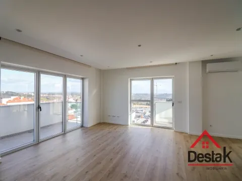 Apartamento T3 para arrendamento junto do Palácio do Gelo
