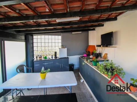 Moradia V2 com sótão aproveitado, garagem e T1 independente