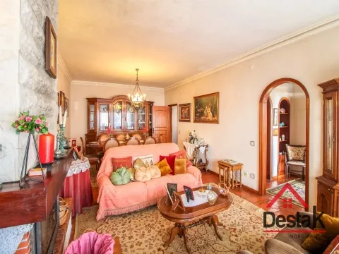 Moradia V4 para Venda no Centro de São Pedro do Sul