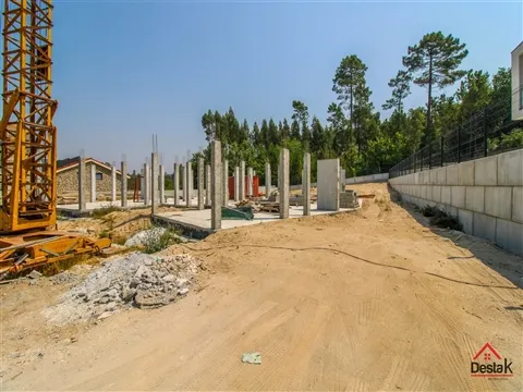 Moradia Geminada V3 para Venda