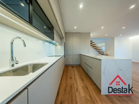 Apartamento Duplex T2+2 para arrendamento junto ao Palácio do Gelo