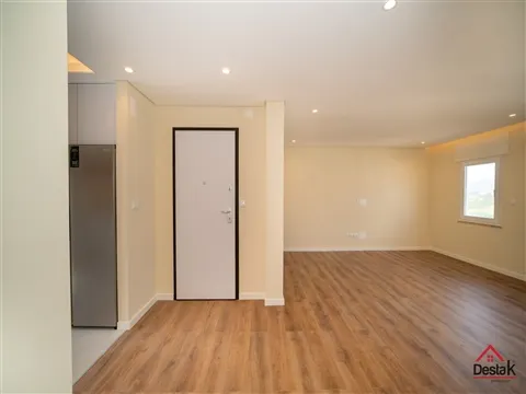 Apartamento T3 Totalmente Renovado em Mira Sintra