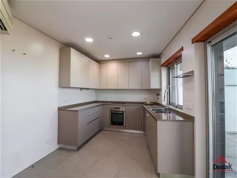 Apartamento T6 junto ao Palácio do Gelo, em Viseu