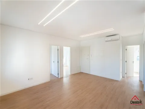 Apartamento T2+1 totalmente remodelado com terraço e varanda em Almada