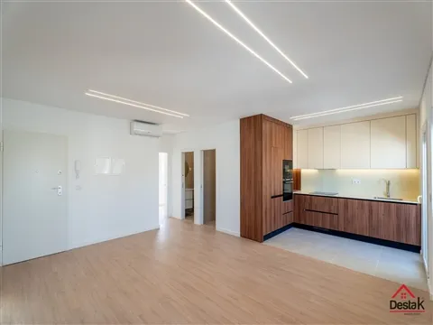 Apartamento T2+1 totalmente remodelado com terraço e varanda em Almada