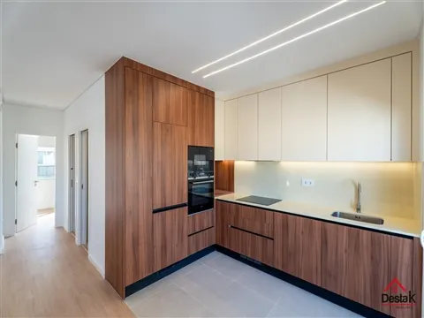 Apartamento T2+1 totalmente remodelado com terraço e varanda em Almada