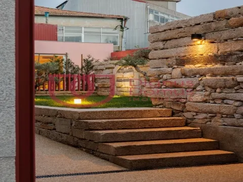 Elegante apartamento T0 Mezanine num Edifício Centenário no Largo do Camarão