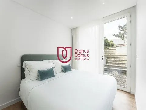 Duplex Renovado com Logradouro e Rendimento Garantido — Porto Centro