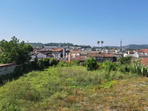 Lote de terreno num condomínio privado a 300m do Castelo de Guimarães.