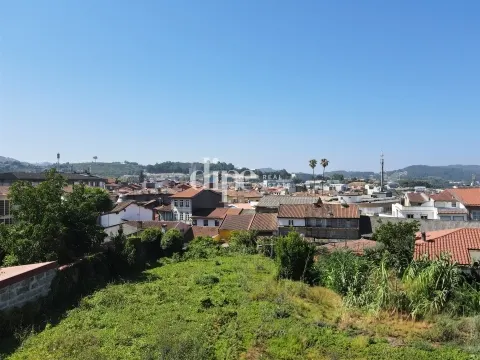 Lote de terreno num condomínio privado a 300m do Castelo de Guimarães.