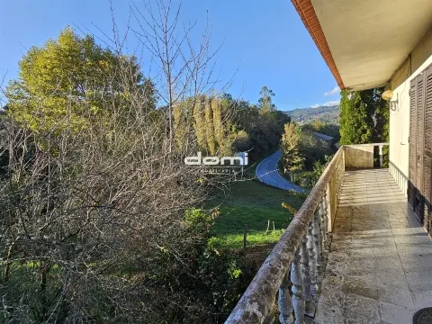 Quinta com Moradia e Terreno murado de 4.740m², junto às Termas de São Pedro do Sul