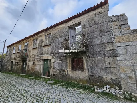 Moradia em Pedra para restaurar em Espinho - Mangualde