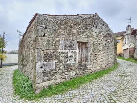 Moradia em Pedra para restaurar em Espinho - Mangualde