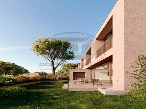 Moradia T4 em condomínio fechado com piscina – Praia da Madalena