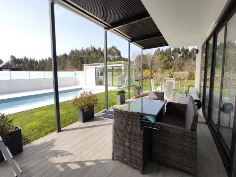 Propriedade de Luxo com Piscina e Amplo Terreno Privativo