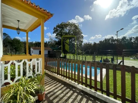 Quinta com Piscina e Terreno