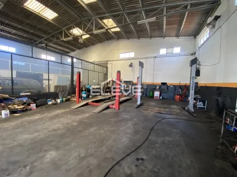 Armazém Comercial/Industrial com Terreno