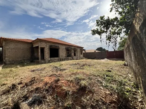 Moradia Inacabada em Bor para Venda