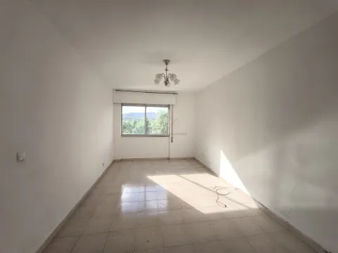 Appartement de 3 chambres à fort potentiel d’amélioration à Cidade Nova, Santo António dos Cavaleiros