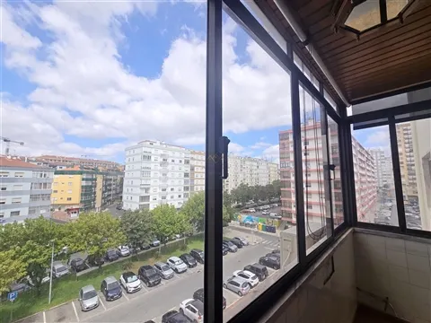T3 with 108 m², sunroom, elevator and excellent location in Casal de São Brás