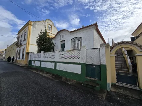 Moradia para obras totais com 2 apartamentos de uso independente no centro do Bombarral