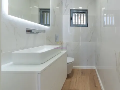 Moradia T4 Nova inserida em Condomínio fechado com piscina e ginásio - Loures