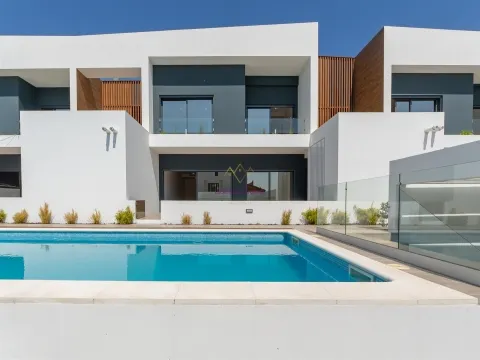 Nouvelle villa de 4 chambres dans une communauté fermée avec piscine et salle de sport - Loures