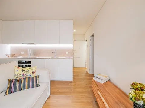 Charme et Confort : T0+1 avec 25 m² de jardin privé, à Alto de Santo Amaro, avec potentiel pour AL