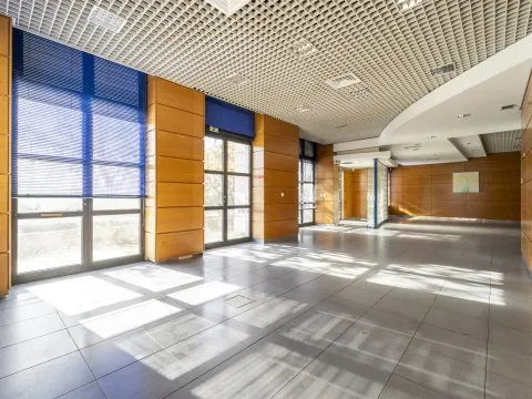 Olivais, 2 Lojas interligadas ideal para converter em habitacional