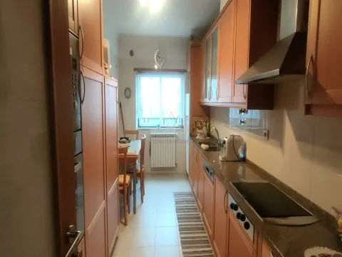 Oportunidade Única: T3 com 2 Estacionamentos e Garagem Box Opcional!