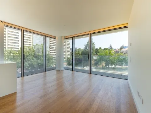 Modernité et confort à Lisbonne – T2 avec de grands balcons dans une copropriété de luxe