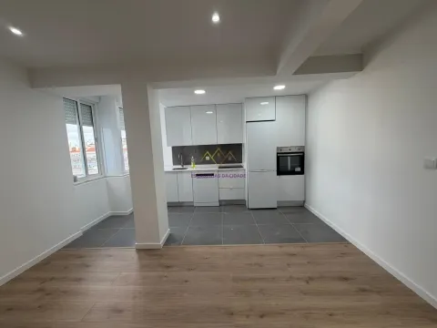 Refurbished 3 bedroom apartment in Damaia