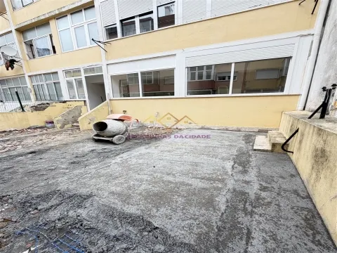 Apartamento com Terraço em Queluz