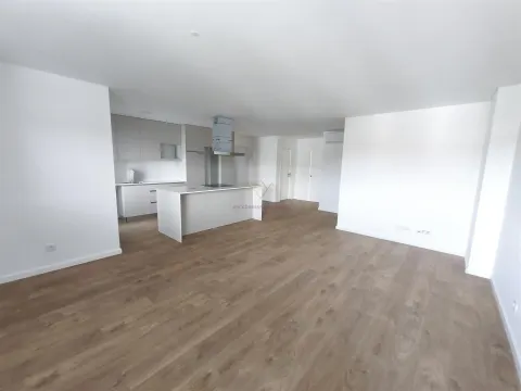 Apartamento T2 com 1 lugar de estacionamento, na Apelação, Loures