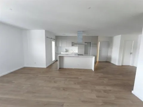 Apartamento T2 com 1 lugar de estacionamento, na Apelação, Loures