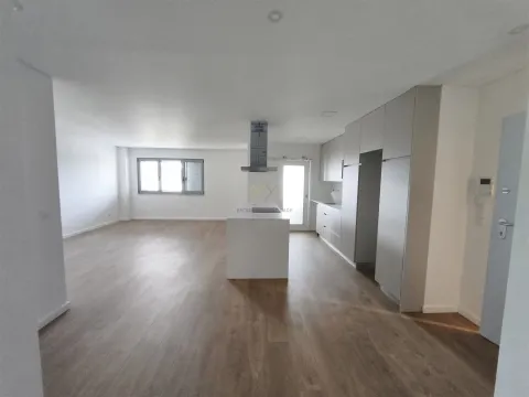 Apartamento T2 com 1 lugar de estacionamento, na Apelação, Loures