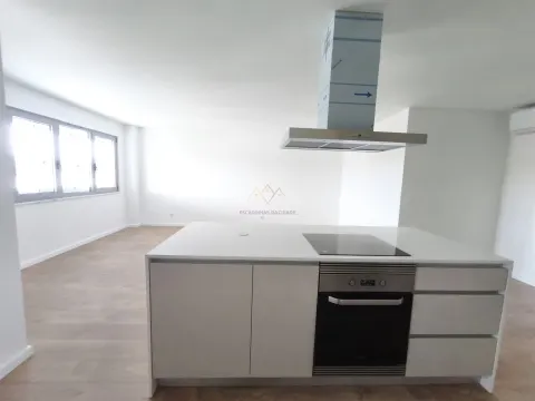 Onde o Conforto Encontra a Qualidade de Vida – T2 com Parqueamento, Apelação, Loures