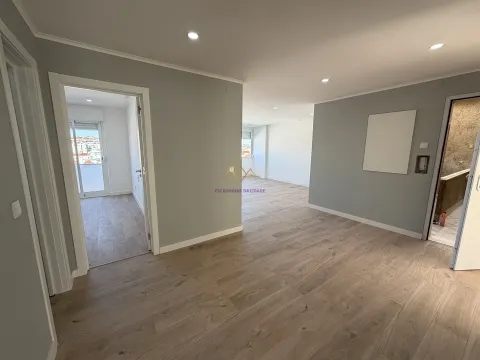 Excelente T4 Remodelado na Damaia em ótima rua