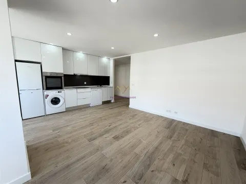 3 Bedroom Apartment in Alverca – Total Refurbishment in Progress