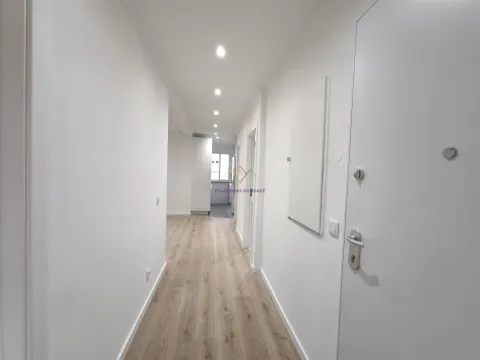 T3 Remodelado em rua calma de Belas