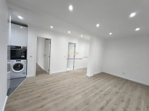 T3 Remodelado em rua calma de Belas